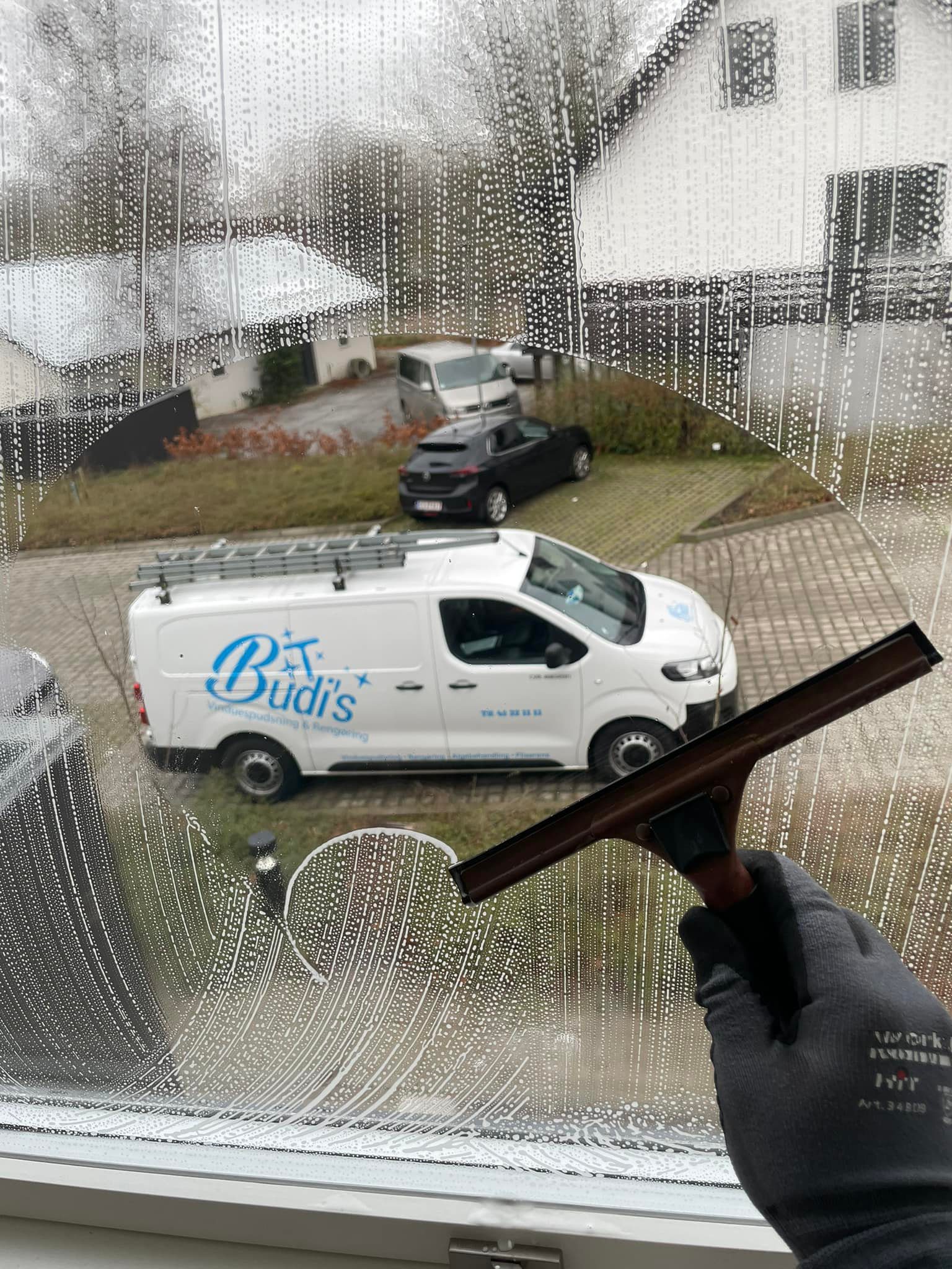 Budi's Vinduespudsning & Rengøring